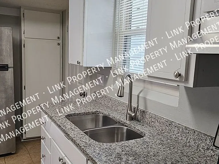 1638 Keeble St — Photo 7