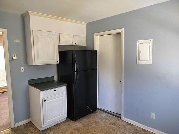 4th image of 4038 Village Dr