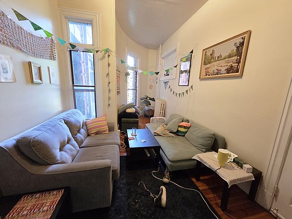 4th image of 219 Harvard St