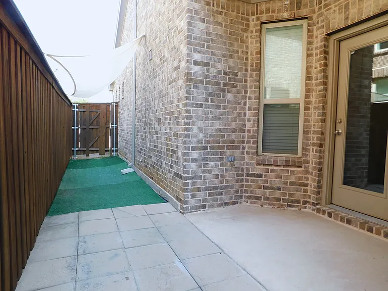 2037 Almassera Dr — Photo 18