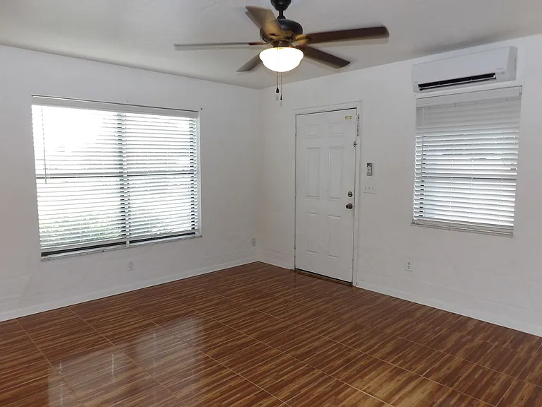 2337 Greenwood St — Photo 8