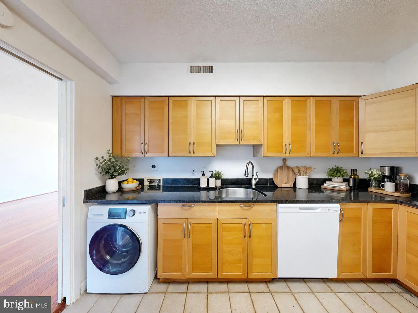 Skyline Square Condo — Photo 4
