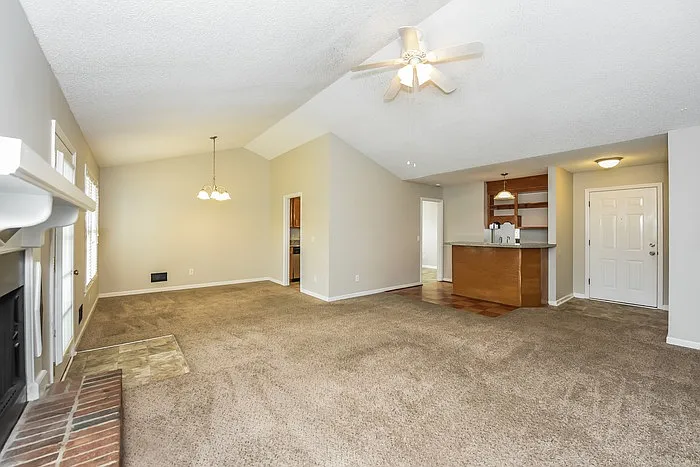 208 Colchester Dr — Photo 4