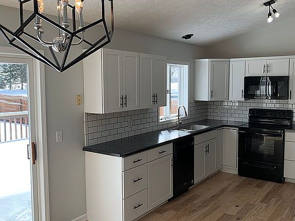 2nd image of 3350 Evergreen Cir
