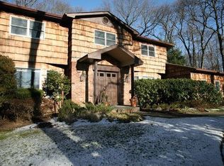 4 Twelvepence Ct, Melville, NY