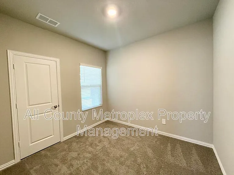 709 Hemingway Ln — Photo 6