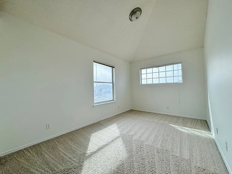 6404 Kenmore — Photo 20