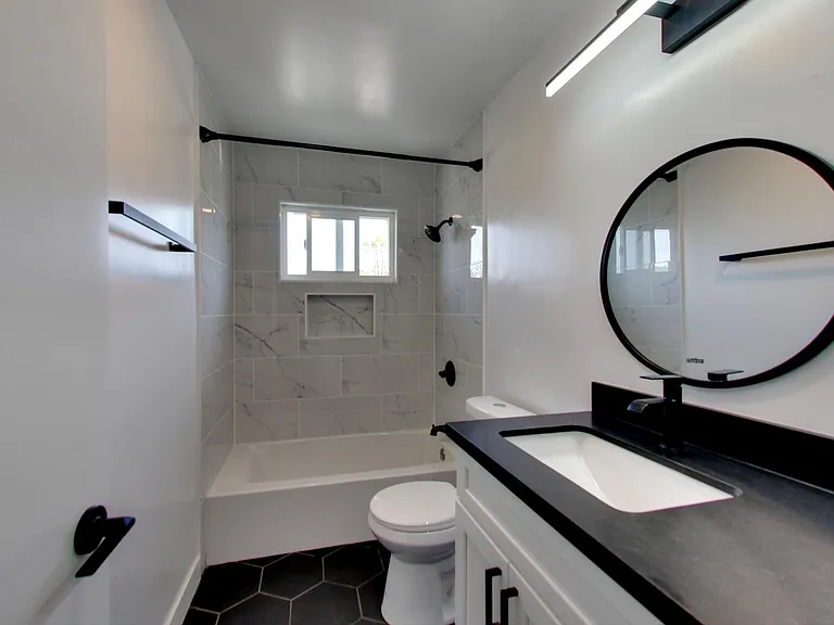 ROYALE APARTMENTS — Photo 30
