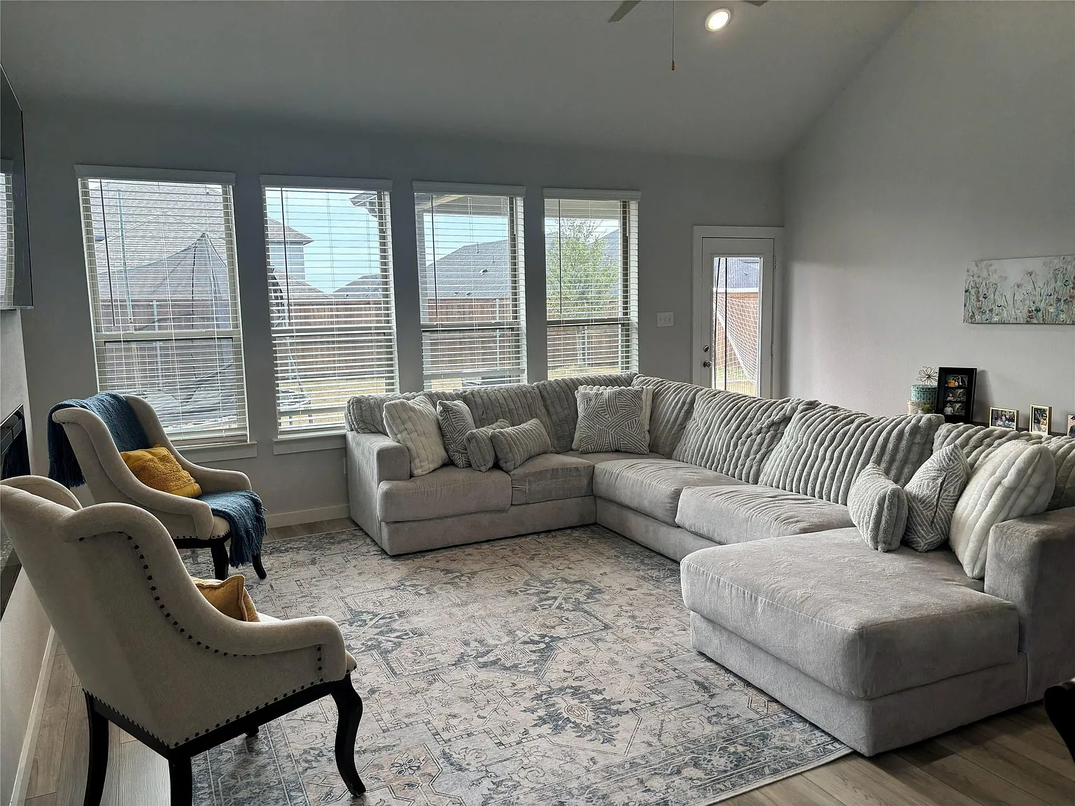 4 bed, 2426 sqft, $3,200 — Photo 2