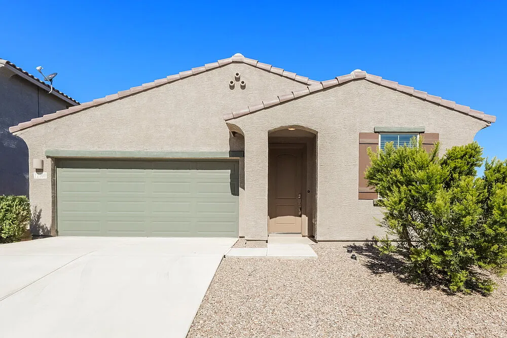 4 bed, 3.0 bath, 2027 sqft, $1,895 — Photo 1
