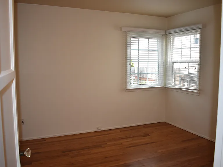 338-342 C Ave — Photo 14