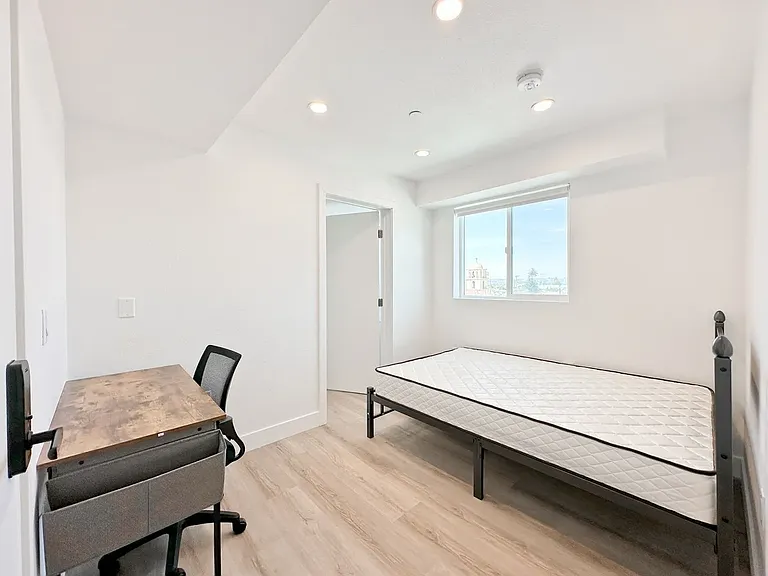 1363 W 35th St #1/4 — Photo 11