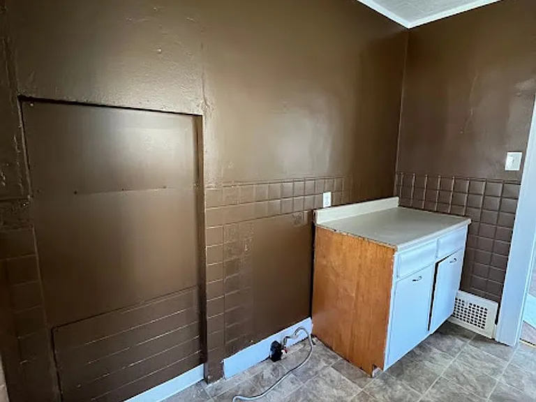 455 Allenford St — Photo 8