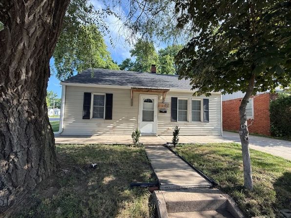 1290 W King St