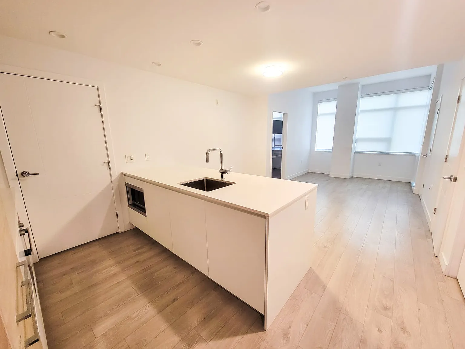 523 King Edward Ave W #103 photo 1