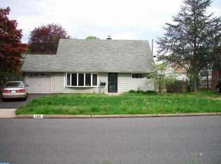 196 Juniper Dr, Levittown, PA 19056