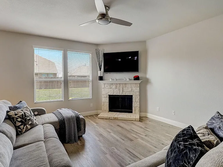 3105 Walker Creek Dr — Photo 3