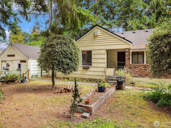 15010 Ashworth Avenue N, Shoreline, WA 98133
