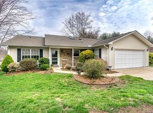 655 New Village Dr, Hendersonville, NC 28791