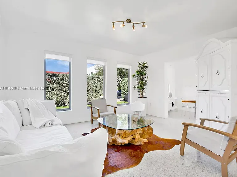 7537 W Treasure Dr — Photo 3