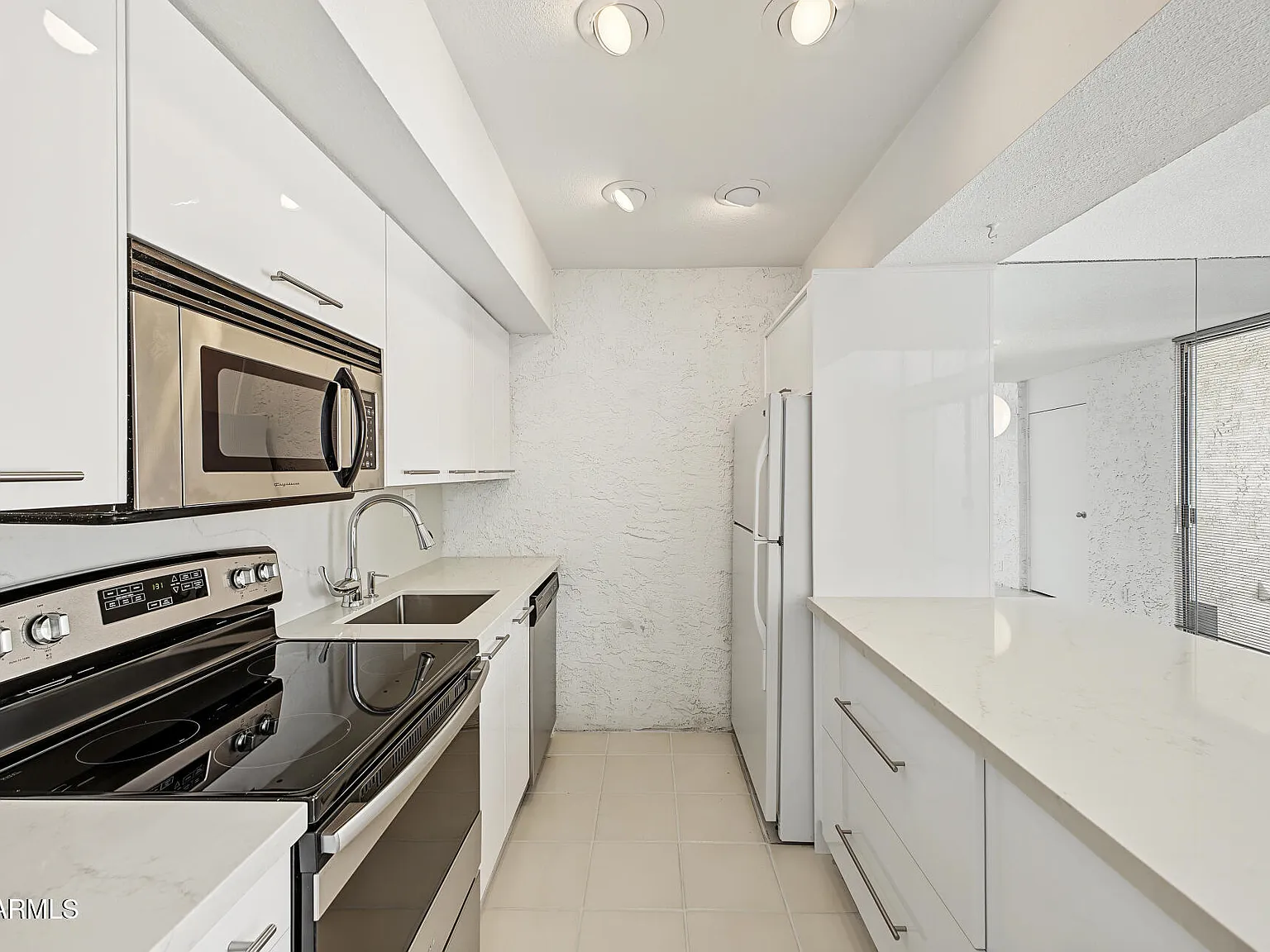 3 bed, 2.0 bath, 1752 sqft, $3,975 — Photo 3