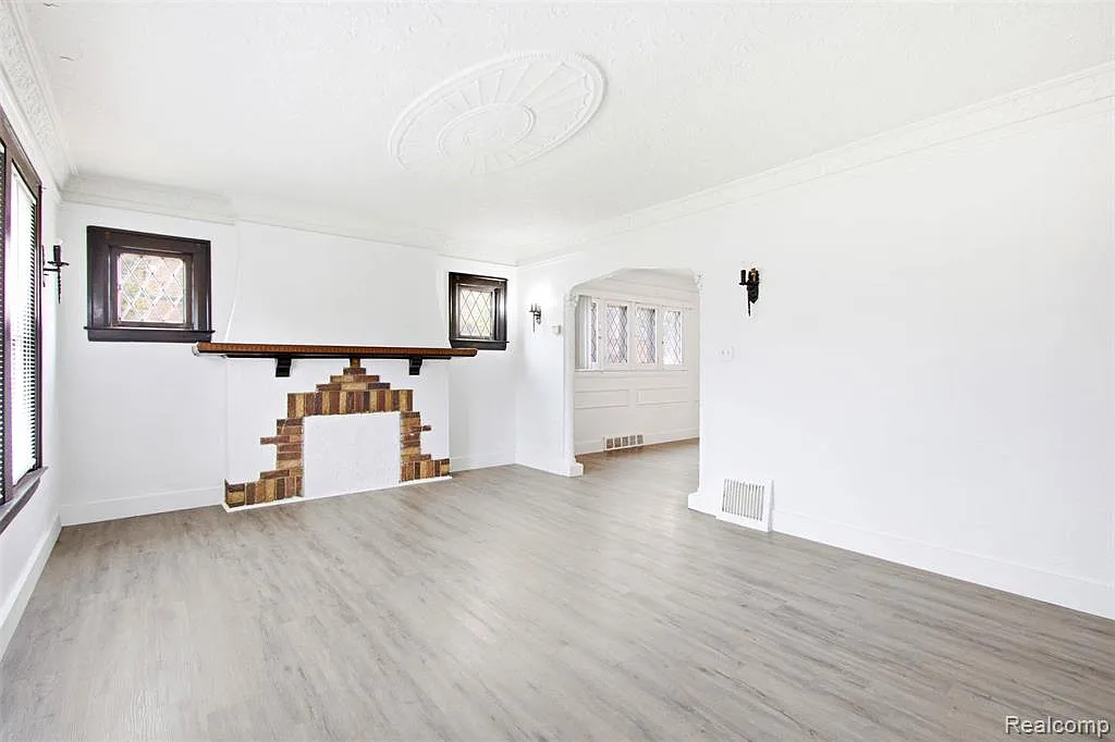 4 bed, 2.0 bath, 2020 sqft, $2,900 — Photo 2