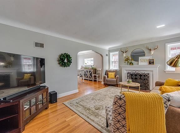 3rd image of 6223 Devonshire Ave