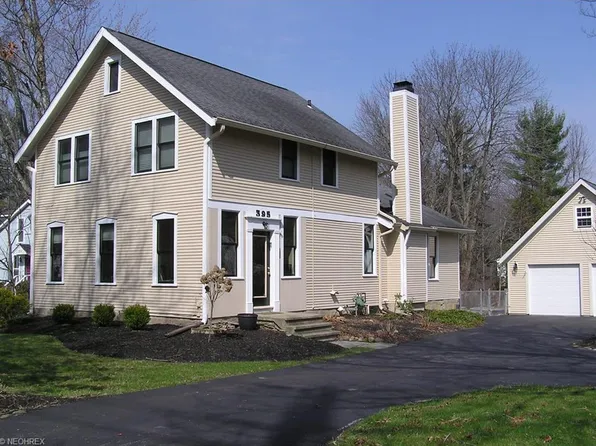 395 Bell St, Chagrin Falls, OH 44022