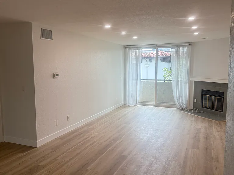 Barrington Apartment — Photo 17