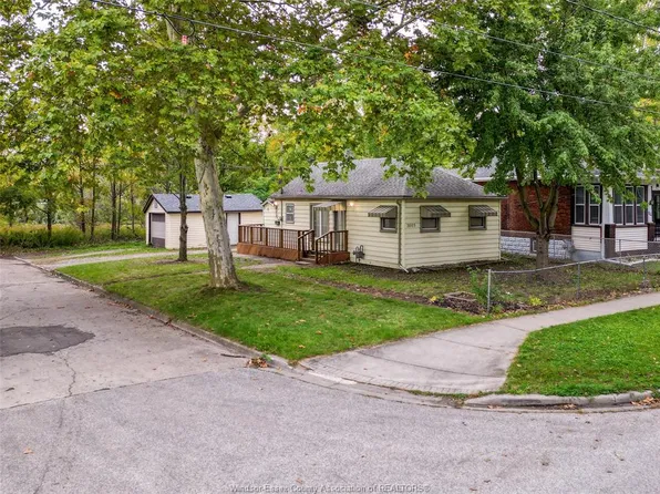 3605 Bloomfield Rd, Windsor, ON N9C 1S1