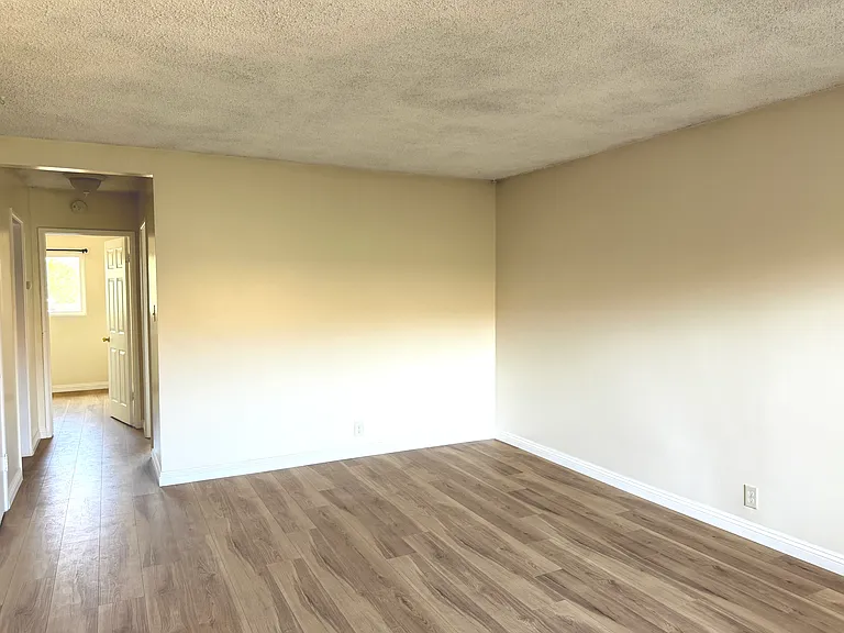 889 N Laurel Ave #16 — Photo 4