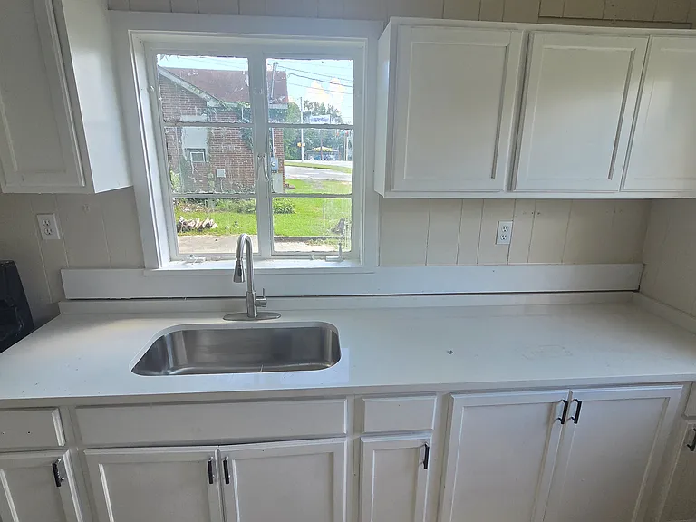 1638 Burton Ave — Photo 5