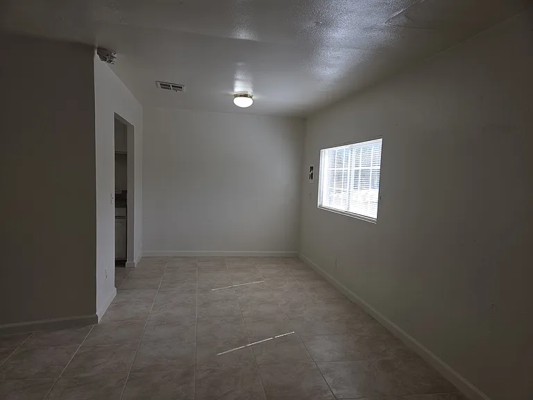 6255 W Mountain View Ave — Photo 4