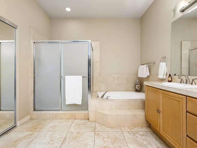 285 W Kavenish Dr — Photo 25