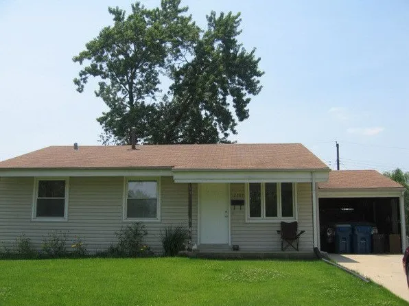 12203 Hillcrest Pl, Maryland Heights, MO 63043