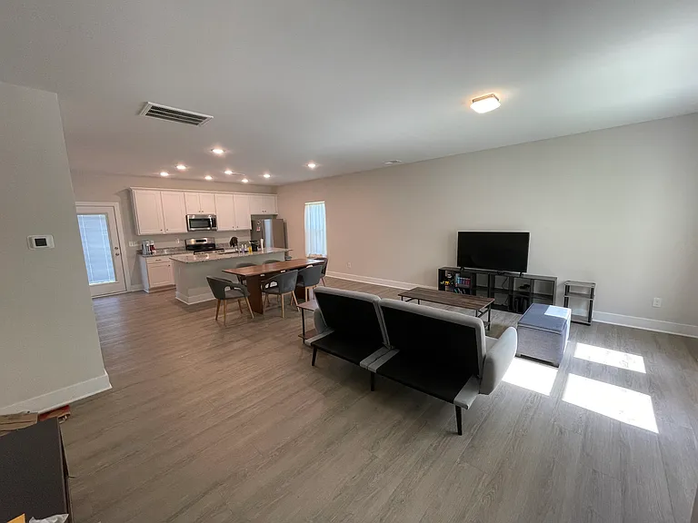 106 N Benjamine St — Photo 2