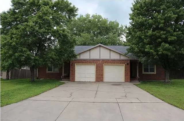1831-33 N. Doreen — Photo 1