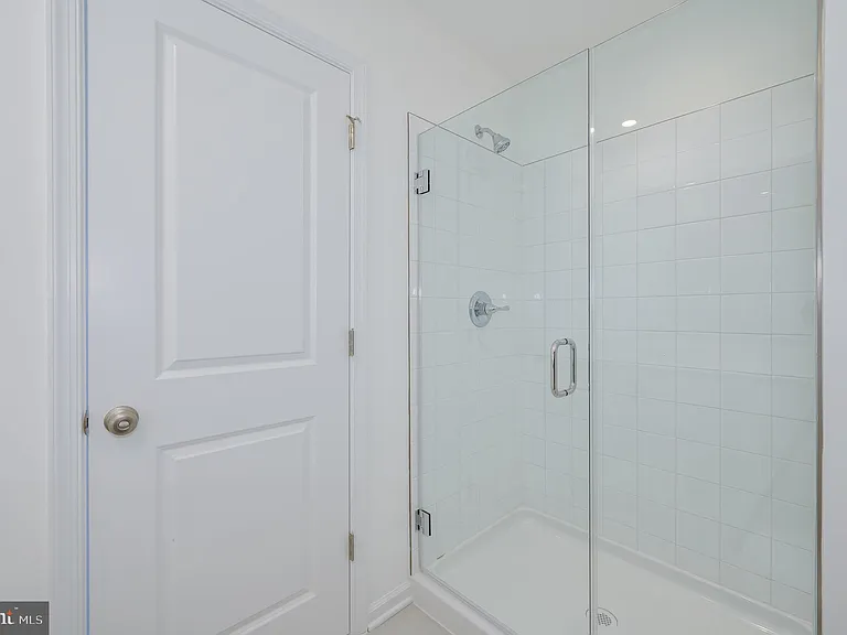 519 Fontana Cir — Photo 36