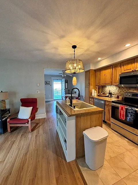Enjoy One Floor Living and Move in Condition, Fully Furnished, close to Pen Bay Hospital and Samoset — Photo 2