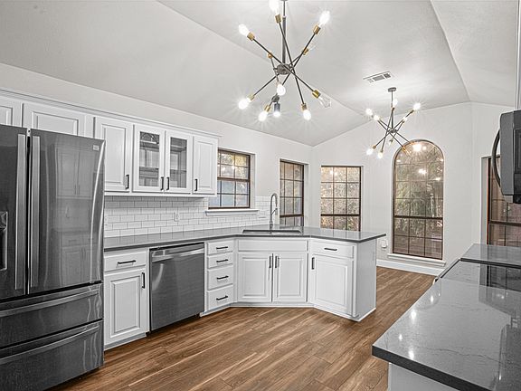 3rd image of 521 Meadowbrook St