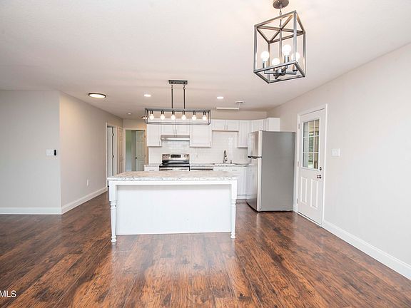 4th image of 1905 Wintergreen Dr