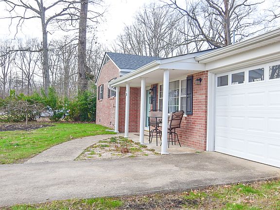 4th image of 6 Helen Dr
