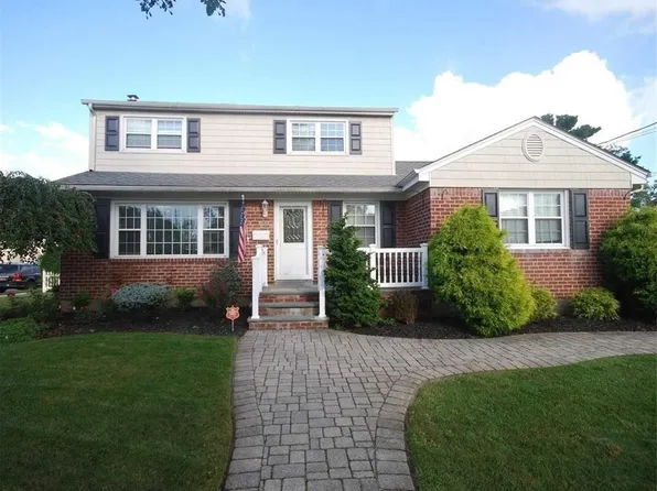 61 N Martin Road, Bethpage, NY 11714