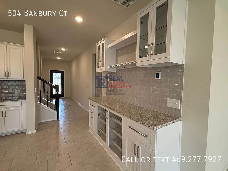 504 Banbury Ct — Photo 3