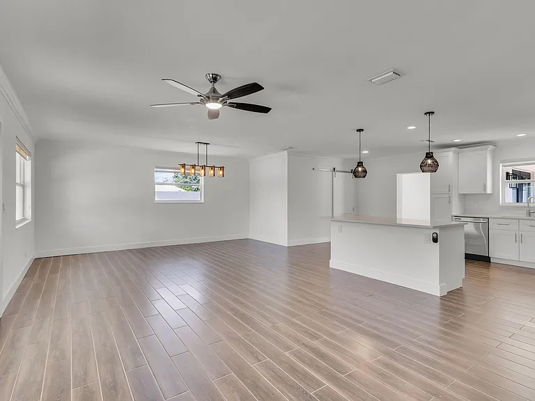 204 W Whitney Dr — Photo 5