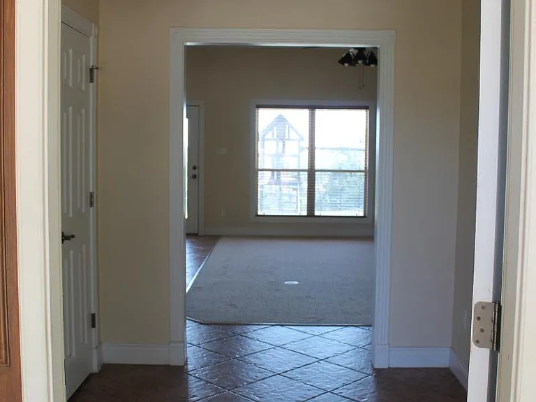 336 Skyline Dr — Photo 2