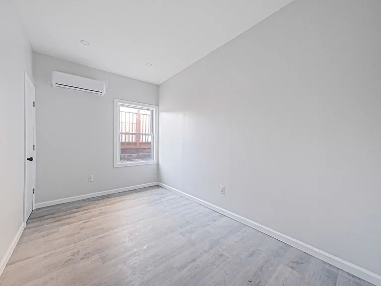 224 Amber St — Photo 9