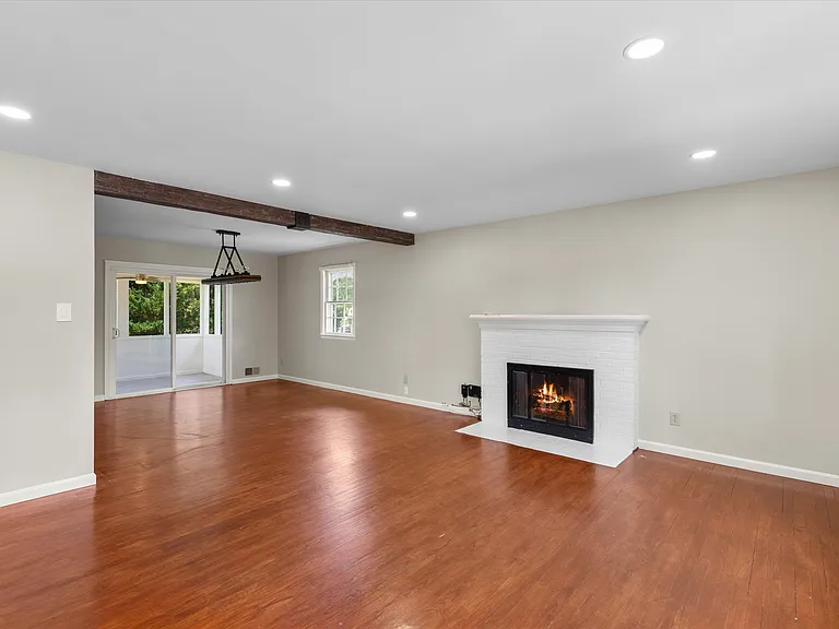 15100 Carlbern Dr — Photo 2