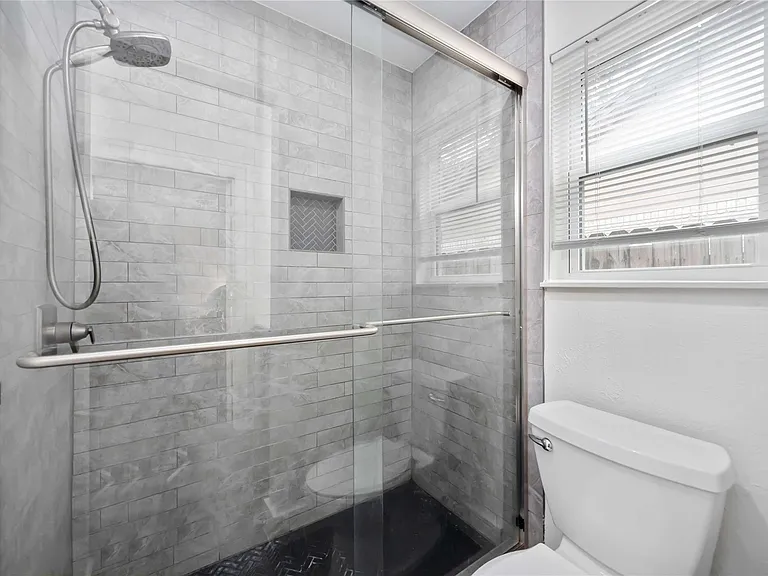 22419 Deville Dr — Photo 25