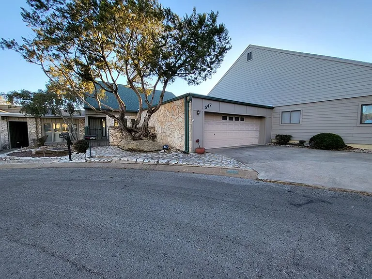 547 Fairway Dr — Photo 2